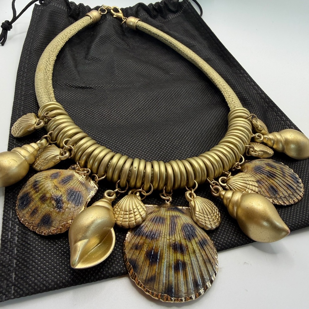 Gold Shell Charm Statement 🐚Necklace - Picture 8 of 9